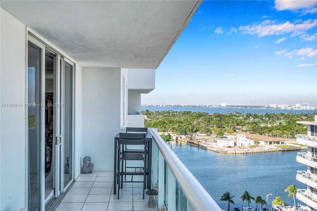 5001 Collins Ave in Miami Beach, FL - Building Photo - Building Photo