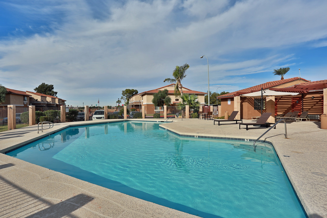 Fountain Oaks in Phoenix, AZ - Building Photo