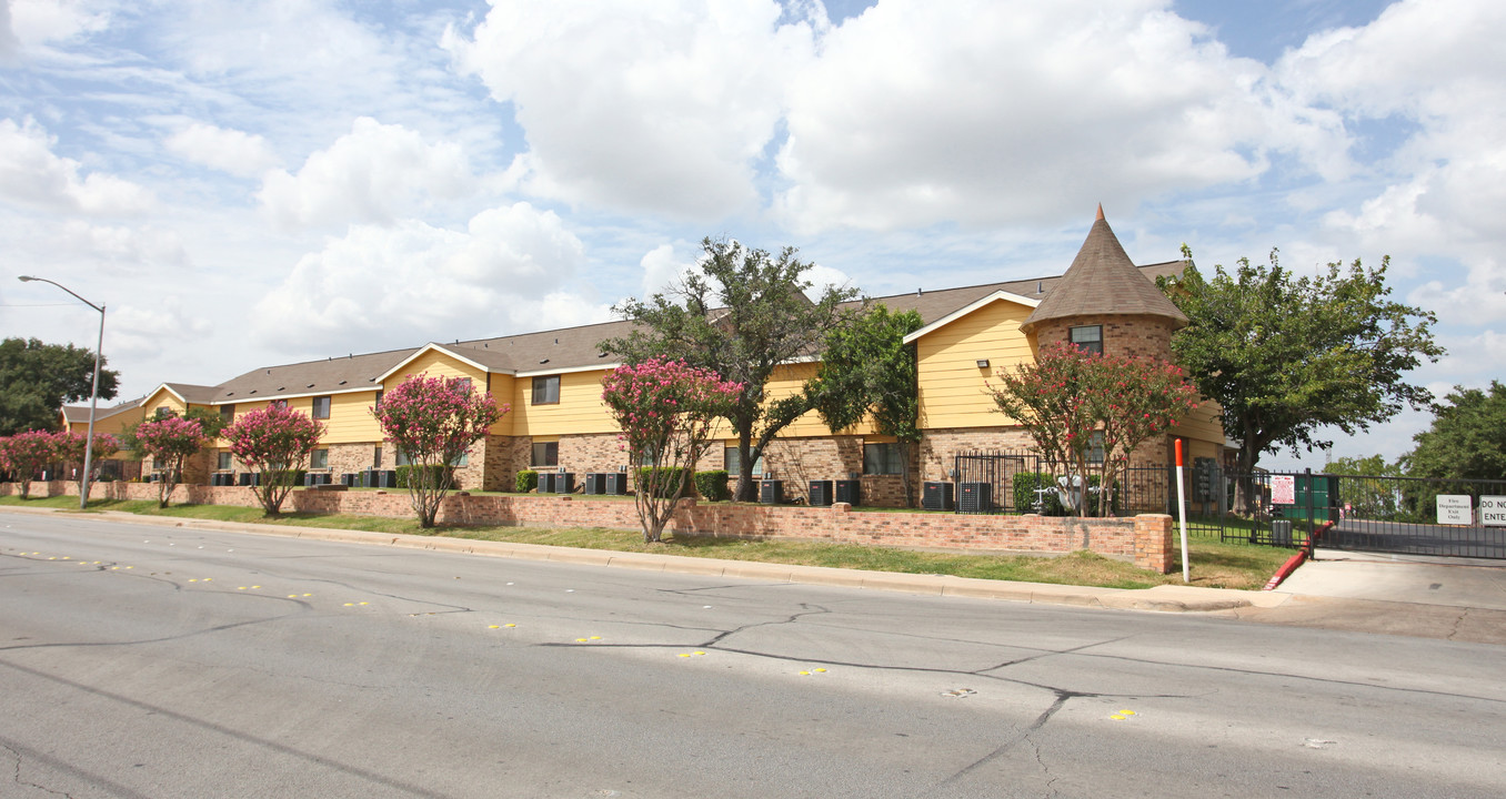 Cambridge Court in Fort Worth, TX - Building Photo