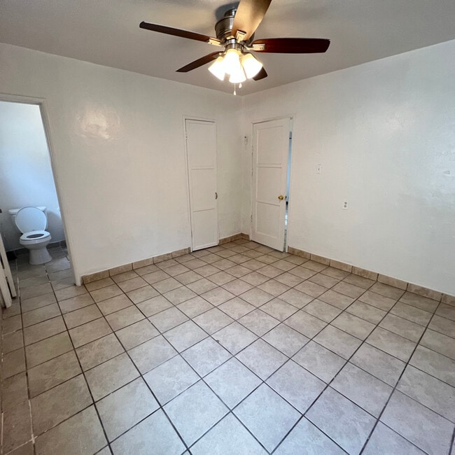 563 S 1st Ave in Yuma, AZ - Foto de edificio - Building Photo