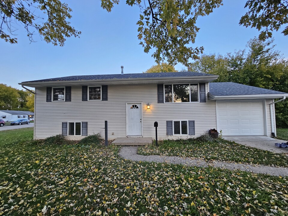 471 Vincent Ave in Troy, OH - Building Photo