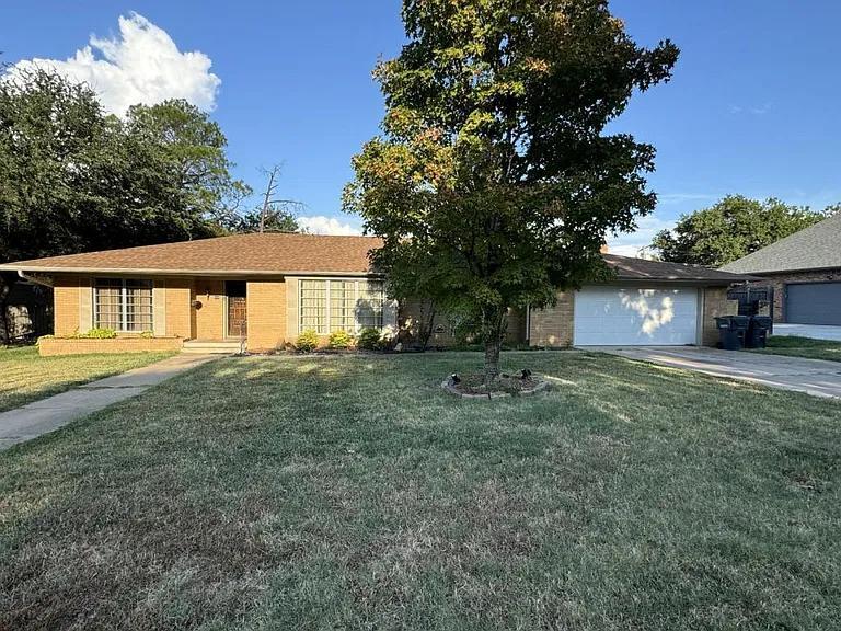 816 Ridgecrest St in Ardmore, OK - Building Photo