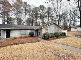 1050 Mathews Ct in Smyrna, GA - Building Photo