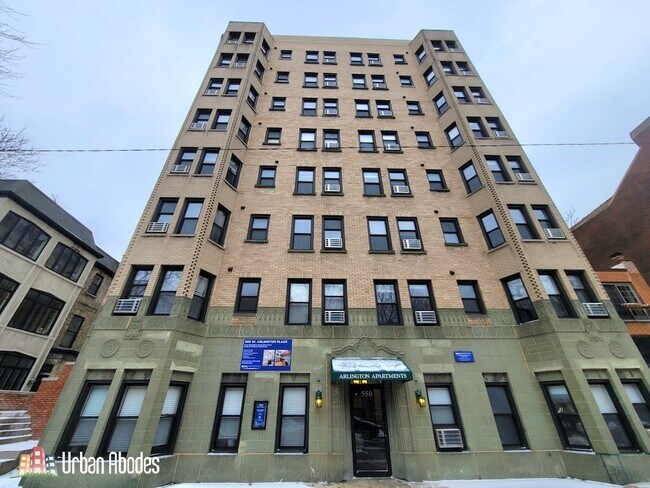 556 W Arlington Pl, Unit A07C