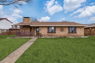 2010 Vail Dr in Garland, TX - Building Photo