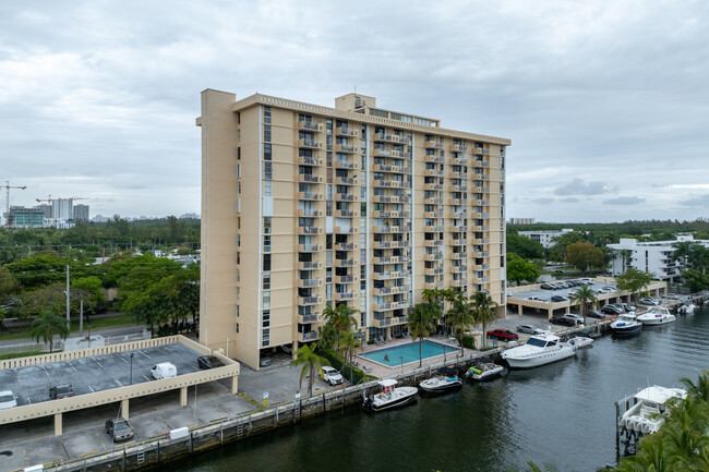 Vecino Del Mar in North Miami, FL - Building Photo - Building Photo