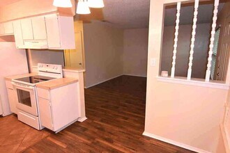 3321 Dolphin Dr in Austin, TX - Building Photo - Building Photo