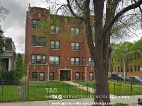 2457 W Logan Blvd, Unit 3 in Chicago, IL - Foto de edificio - Building Photo