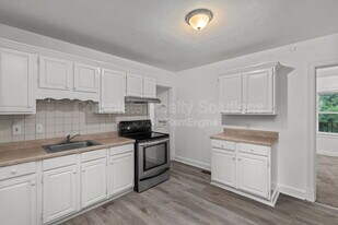 147 Chambers Rd in St. Louis, MO - Building Photo