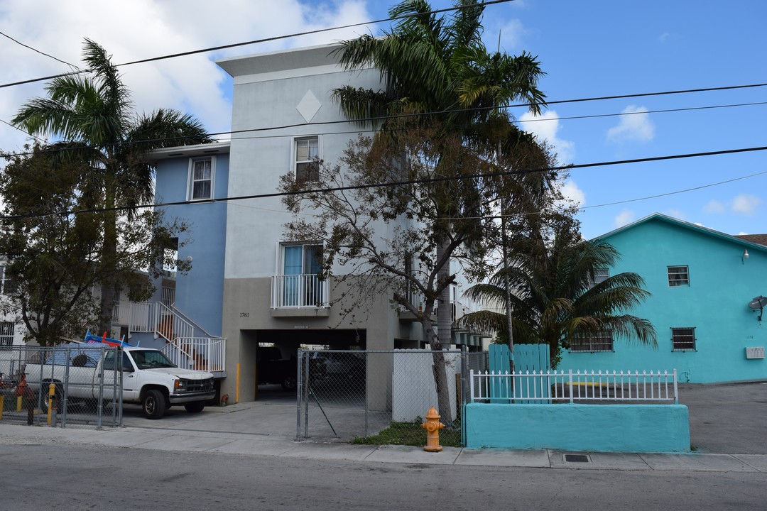 1761 NW 19th Ter in Miami, FL - Building Photo