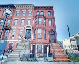 557 Bramhall Ave in Jersey City, NJ - Building Photo