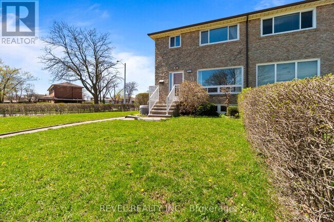 6821 Darcel Ave in Mississauga, ON - Building Photo - Building Photo