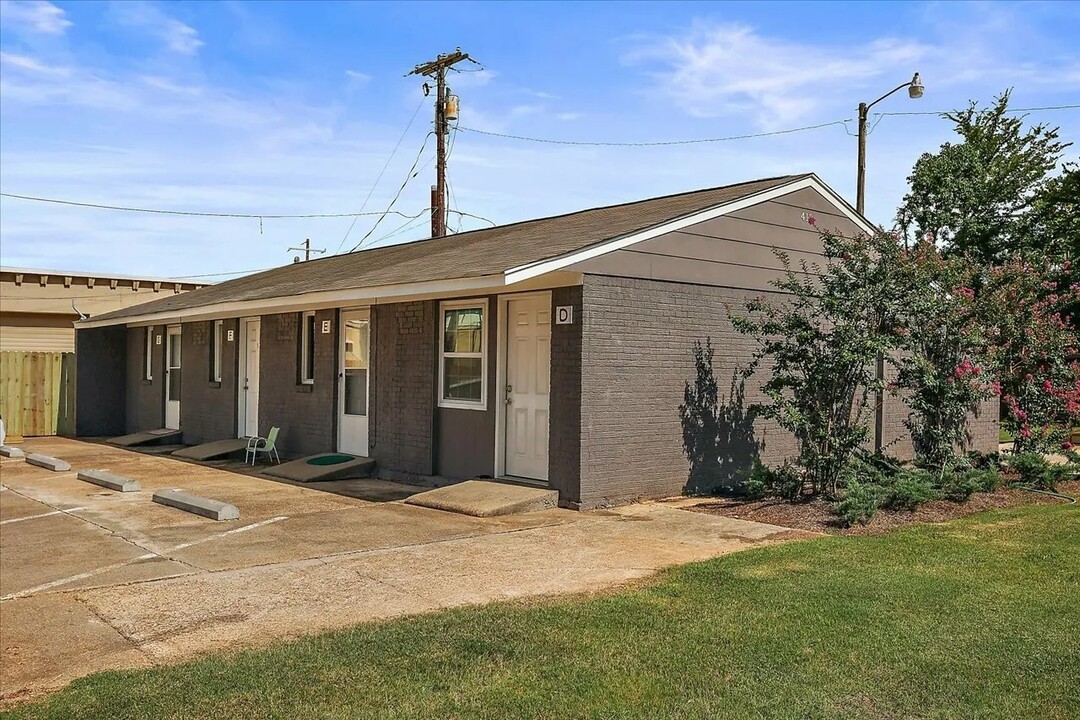 Pearl Drive Apartments in Pearl, MS - Building Photo