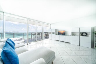 6301 Collins Ave, Unit 2802 in Miami Beach, FL - Building Photo - Building Photo