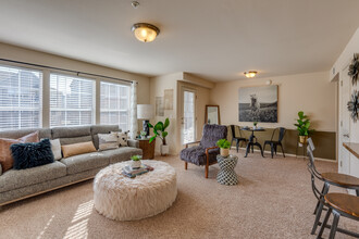 Fountain Lake Apartments in Edmond, OK - Foto de edificio - Interior Photo