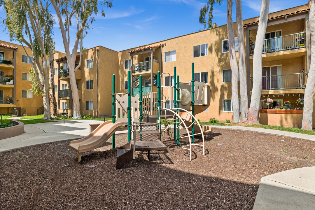 Casa Granada in Granada Hills, CA - Building Photo
