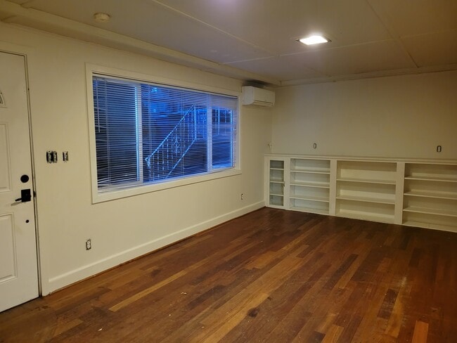 10811 56th Ave S, Unit Downstairs in Seattle, WA - Foto de edificio - Building Photo