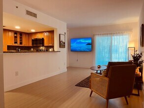 120 Douglas Rd in Coral Gables, FL - Building Photo - Building Photo