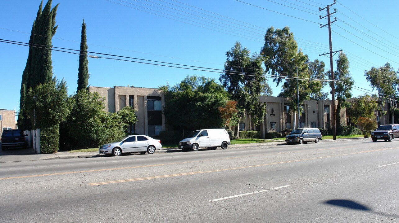 Peerless Apartments in Panorama City, CA - Building Photo