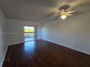 721 N Pine Island Rd in Plantation, FL - Building Photo - Building Photo