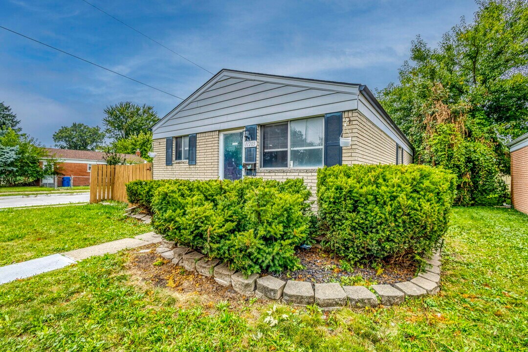 11203 Toepfer Rd in Warren, MI - Building Photo