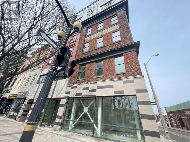 121-121 King St E
