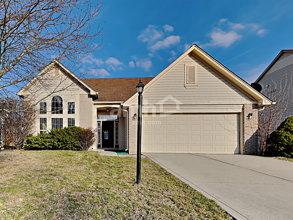 13027 Messina Cir in Fishers, IN - Building Photo