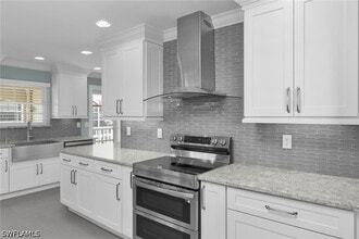 1020 Swallow Ave in Marco Island, FL - Foto de edificio - Building Photo