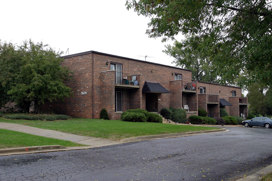 5005-5007 Fender Rd in Lisle, IL - Building Photo