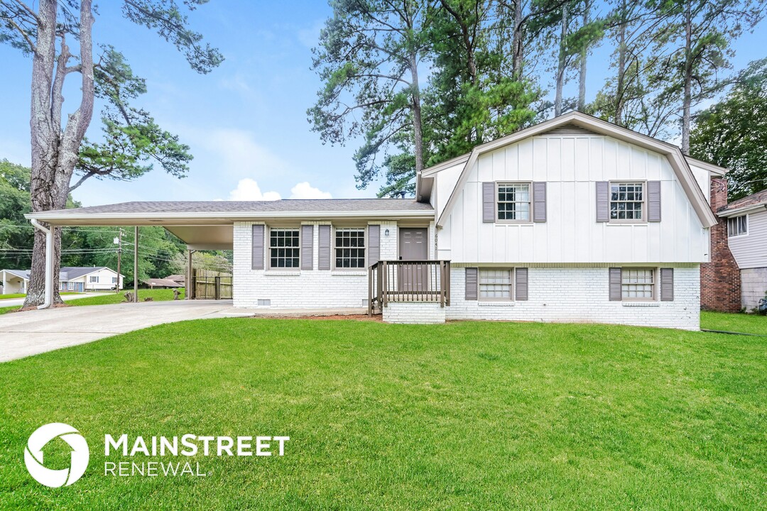 6041 Randy Ln in Ellenwood, GA - Building Photo