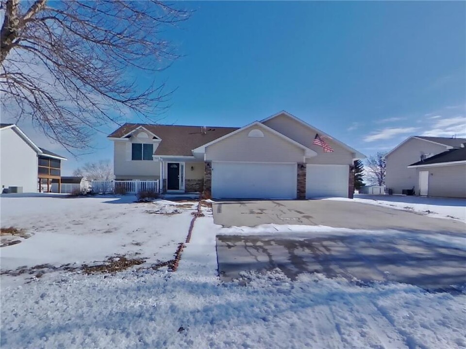 9996 Park Pl Dr in Monticello, MN - Building Photo
