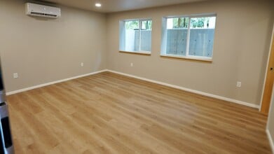 110 SE Handley St in McMinnville, OR - Building Photo - Building Photo