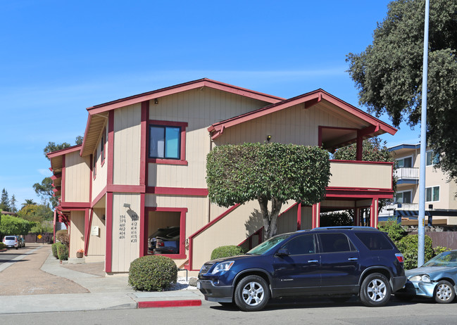 396-420 Chumalia St in San Leandro, CA - Building Photo - Building Photo