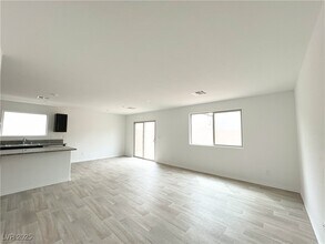 6053 Swift Lariat St in Las Vegas, NV - Building Photo - Building Photo