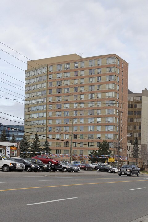 Confederation Place in Mississauga, ON - Building Photo