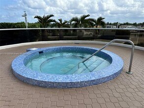 20185 E Country Club Dr, Unit 505 in Miami, FL - Foto de edificio - Building Photo