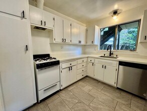 1704 Pleasant Valley Ave in Oakland, CA - Building Photo - Building Photo