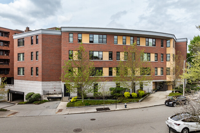 20 Englewood Ave in Brookline, MA - Foto de edificio - Building Photo