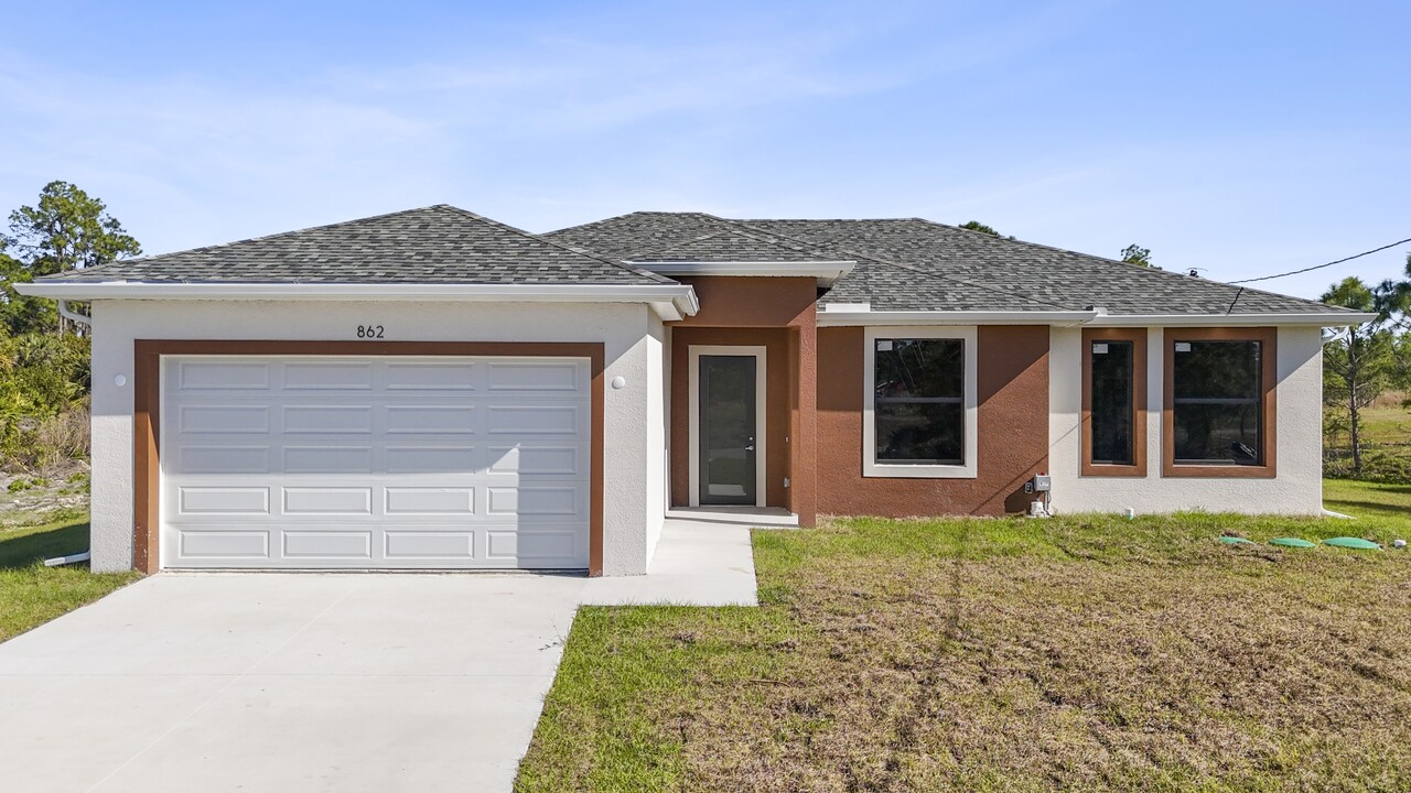 862 Charles Sise St E in Lehigh Acres, FL - Foto de edificio