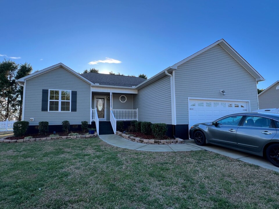 184 Hudson Farms Wy in Dunn, NC - Building Photo