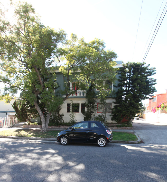 3172 Rowena Ave in Los Angeles, CA - Foto de edificio - Building Photo