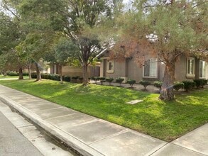 725 Greenwood Meadow Ln, Unit 1 in Bakersfield, CA - Building Photo - Building Photo