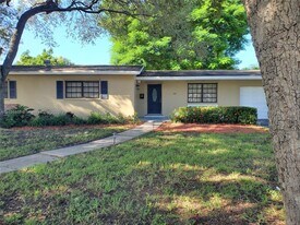 9400 SW 180th St in Palmetto Bay, FL - Building Photo