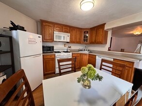 11 Columbus Ave, Unit Garden in Somerville, MA - Foto de edificio - Building Photo