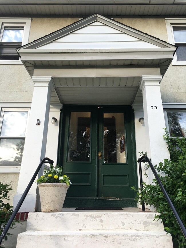 33 Irma Ave in Port Washington, NY - Building Photo - Building Photo