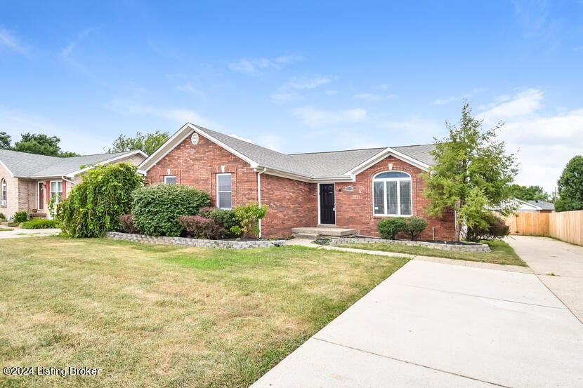5613 Ree Dr in Louisville, KY - Building Photo