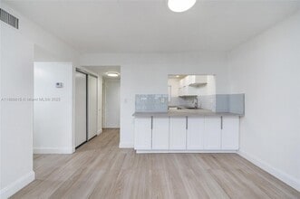 8875b Fontainebleau Blvd in Miami, FL - Building Photo - Building Photo