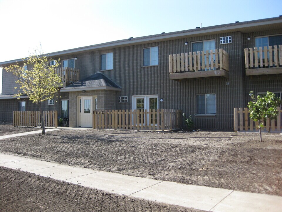 1110 Canoga Park Dr in Marshall, MN - Building Photo