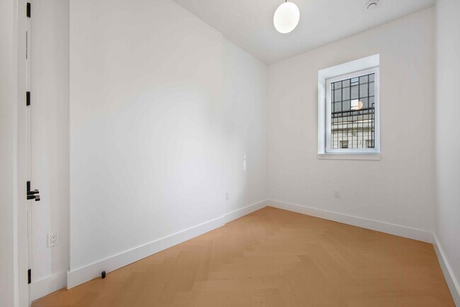 321 E 17th St in New York, NY - Building Photo - Building Photo