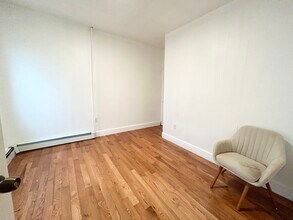 66 Hammond St, Unit 3 in Boston, MA - Foto de edificio - Building Photo